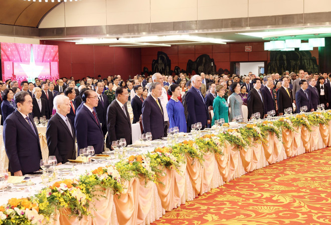 Des délégués vietnamiens et étrangers à la réception. Photo : VNA chuc-mung-2.jpg