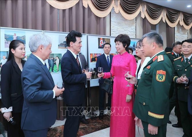 La directrice de l'Agence vietnamienne d'information (VNA) Vu Viet Trang au banquet. Photo : VNA ki-niem-2.jpg