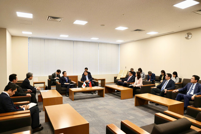 Le vice-Premier ministre Nguyen Chi Dung rencontre l'ancien Premier ministre Kishida Fumio à Tokyo. Photo : VNA tt.jpg