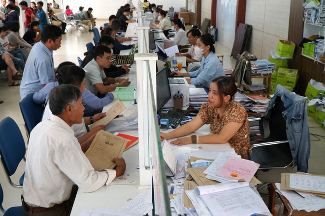 Des personnes se présentent au guichet unique du Comité populaire du district de Hoa Vang, à Da Nang. Dans le contexte des préparatifs urgents pour la mise en place de l'administration locale à deux niveaux, le nombre de personnes se présentant aux unités publiques pour effectuer des démarches administratives augmente considérablement. Photo : VNA 6.jpg