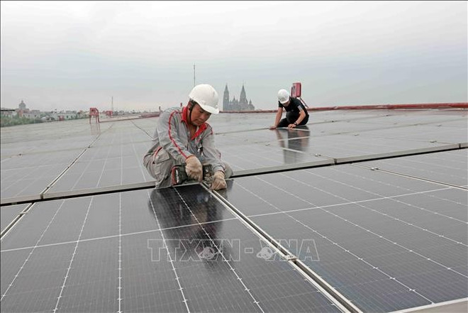 Renforcement des panneaux solaires à l'usine Maxport 9, district de Hai Hau, Nam Dinh. Photo : VNA 2-6007.jpg