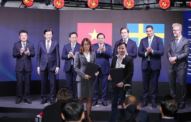 Sept accords de coopération sont signés entre les organismes et entreprises des deux pays, en présence du Premier ministre Pham Minh Chinh. Photo : VNA tt3.jpg
