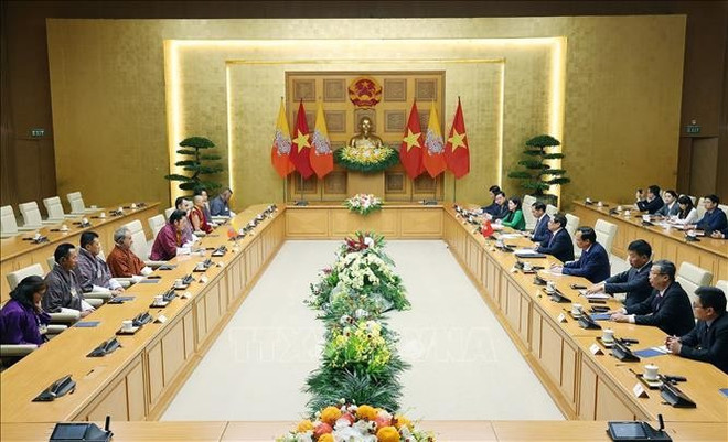 Le Premier ministre Pham Minh Chinh a une entrevue avec le roi du Bhoutan Jigme Khesar Namgyel Wangchuck, en visite d’État au Vietnam. Photo : VNA tiep.jpg