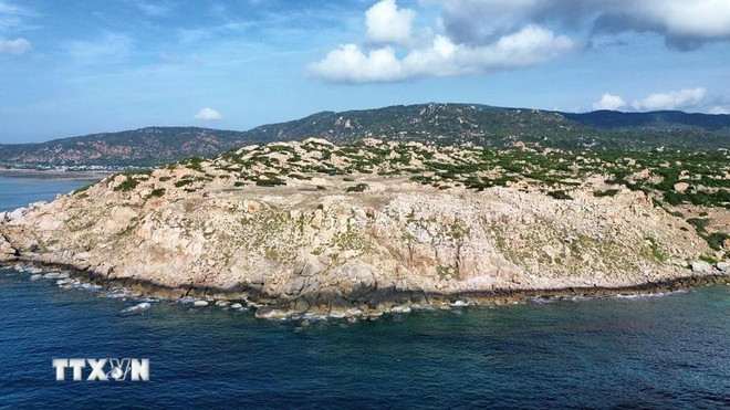 Le parc de pierres de Ninh Thuân, dans la commune de Vinh Hai du district de Ninh Hai, recèle d'innombrables roches aux formes singulières, aimantant les voyageurs en quête de nature sauvage et d'aventure. Photo : VNA cong-vien-da-vuon-quoc-gia-nui-chua-ninh-thuan3.jpg