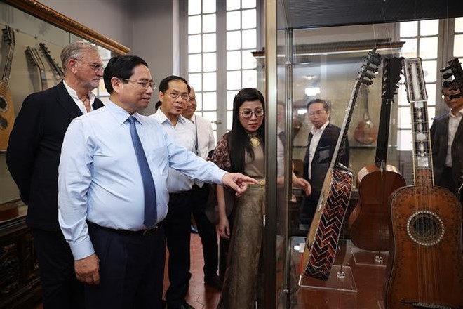 Le Premier ministre et son épouse ont visité le musée du palais Lascaris. Photo : VNA bao-tang.jpg