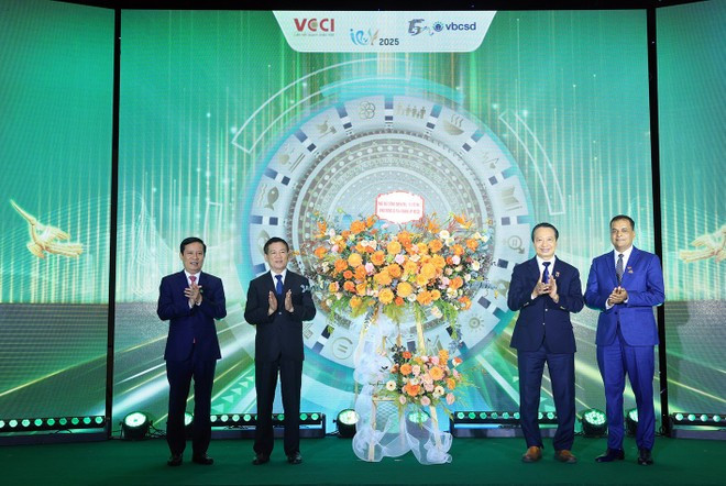 Le vice-Premier ministre Hô Đuc Phoc offre une corbeille de fleurs aux dirigeants du VBCSD afin de le féliciter pour ses 15 années de fondation et d’activités. Photo : Vietnam+ 4.jpg