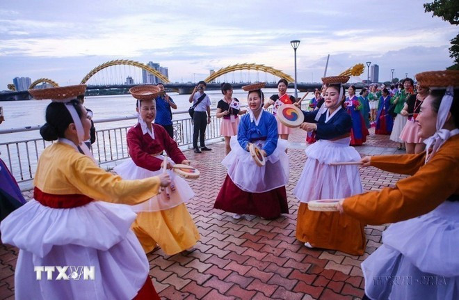 Une troupe d'art sud-coréenne présente des œuvres d'art pour interagir avec des habitants et touristes locaux dans le cadre du Festival Vietnam-République de Corée, organisé par la ville de Da Nang (6 septembre 2023). Photo : VNA 4.jpg