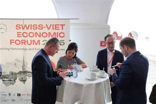 Des représentants d'entreprises vietnamiennes et suisses nouent des liens et élargi leurs réseaux de coopération lors de cet événement. Photo : VNA entreprise.jpg
