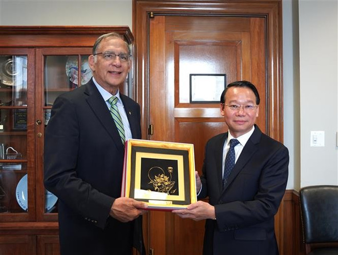 Le ministre vietnamien de l’Agriculture et de l’Environnement, Do Duc Duy (droite) et le sénateur John Boozman, président du Comité sénatorial de l’Agriculture, de la Nutrition et des Forêts. Photo : VNA vna-potal-bo-truong-nong-nghiep-va-moi-truong-do-duc-duy-lam-viec-tai-my-8075941.jpg