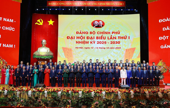 Le secrétaire général To Lam, les dirigeants du Parti et de l'État, les délégués présents au premier Congrès de l'organisation du Parti du gouvernement. Photo : VNA tl-2.jpg