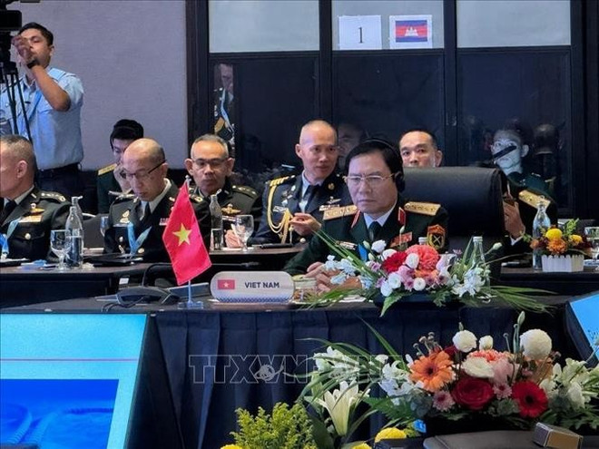 Le général Nguyên Tân Cuong, chef d’état-major général de l’Armée populaire du Vietnam, lors de la réunion. Photo : VNA cuong.jpg