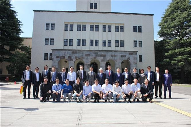 Đô Van Chiên visite l’Académie des sciences de Tokyo. Photo : VNA dh.jpg