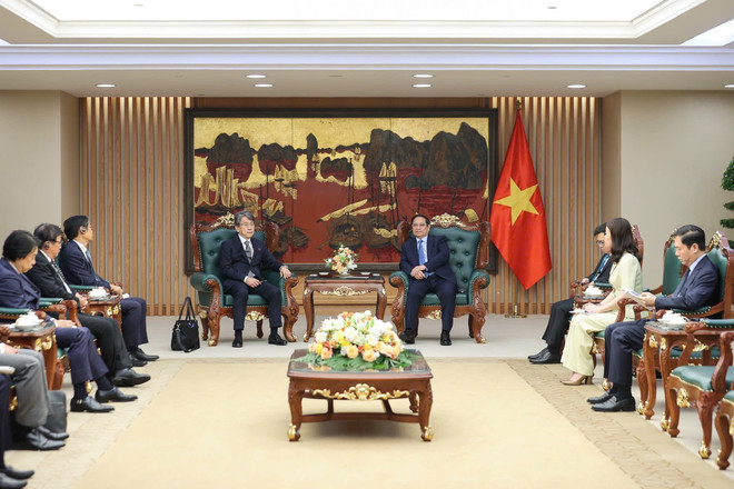 Le Premier ministre Pham Minh Chinh rencontre à Hanoï Maeda Tadashi, président du Conseil d’administration de la Banque japonaise pour la coopération internationale. Photo : VNA japon-2.jpg