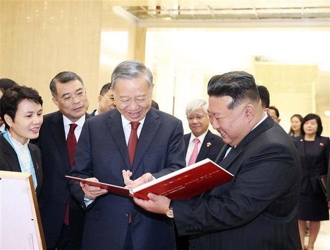 À l'issue de l'entretien, le secrétaire général To Lam (gauche) a remis au secrétaire général du Parti du travail de Corée et président de la Commission des affaires d'État de la RPDC, Kim Jong-un, le livre photo « Amitié chaleureuse entre le Vietnam et la RPDC». Photo : VNA. hd3.jpg