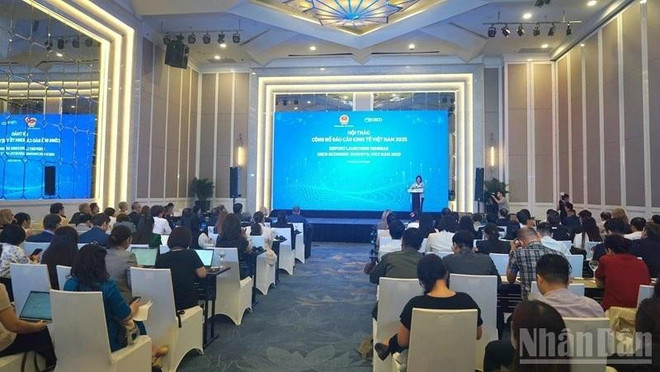 Le séminaire pour rendre public officiellement le Rapport économique du Vietnam 2025 (OECD Economic Surveys: Viet Nam 2025). Photo : baonhandan rapport.jpg