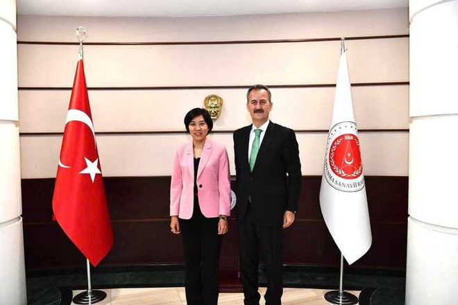 Mme Đang Thi Thu Ha et le président de l’Agence des industries de défense (SSB), Haluk Gorgun. Photo : vtcnews.vn 2.jpg