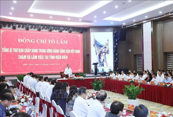 Le secrétaire général du Parti communiste du Vietnam, Tô Lâm, travaille avec le Comité central du Comité du Parti de Diên Biên. Photo : VNA to-lam-2.jpg