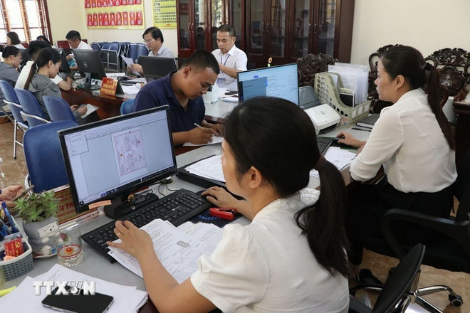 Au Centre de services de l'administration publique de la commune de Kim Thanh, à Hai Phong. Photo : VNA thu-tuc.jpg