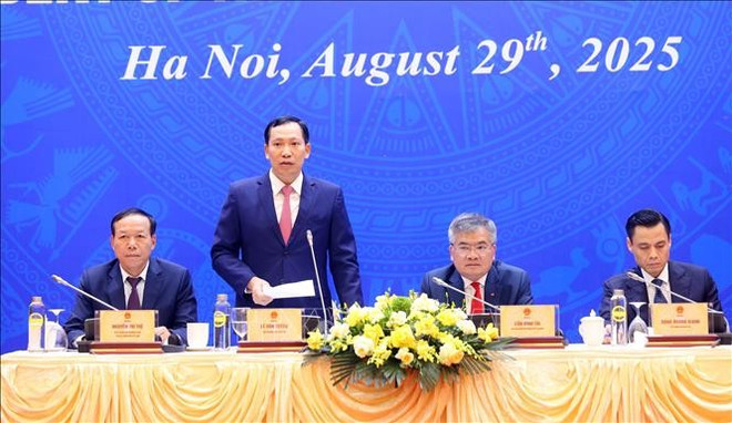 Le vice-ministre de la Sécurité publique, le général Lê Van Tuyên répond aux questions lors de la conférence de presse. Photo : VNA tuyen.jpg