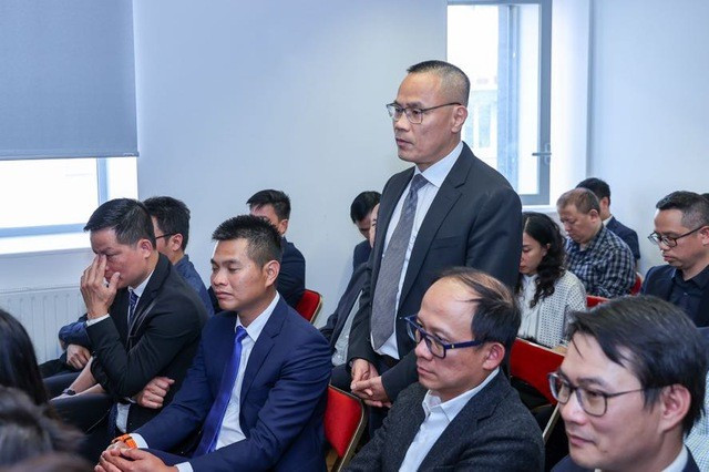 Le professeur Nguyen Van Tam exprime sa passion pour la combinaison de la science et de la technologie occidentales avec la quintessence orientale dans le développement futur de l'intelligence artificielle. Photo : VNA prof.jpg