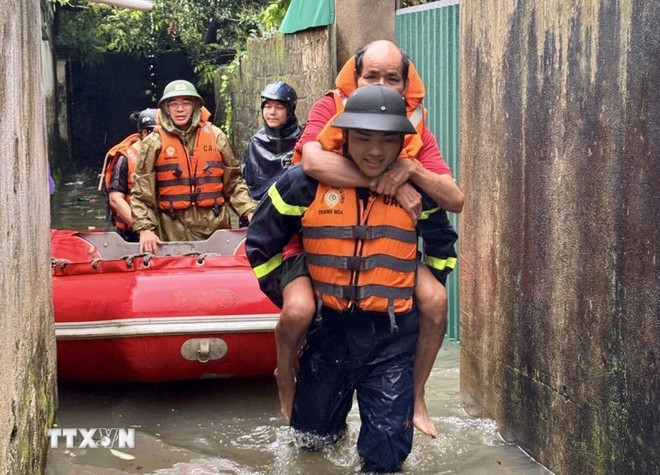 Les forces aident à sécuriser la population. Photo : VNA bao.jpg