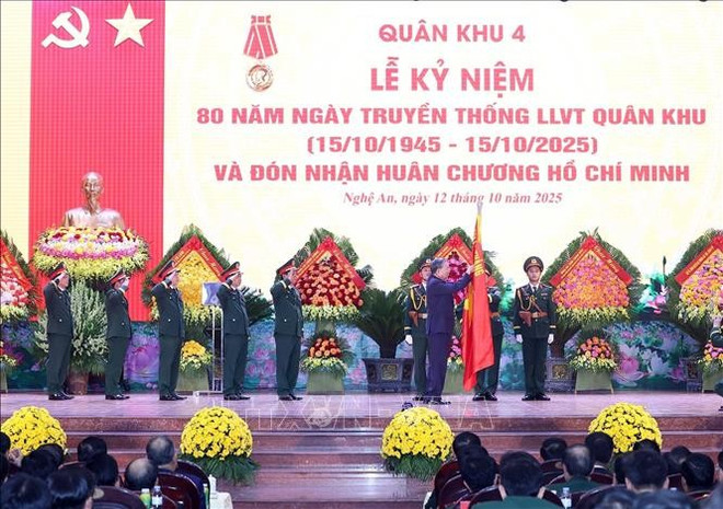 To Lam remet l’Ordre de Hô Chi Minh aux Forces armées de la 4e zone militaire. Photo : VNA tl3.jpg
