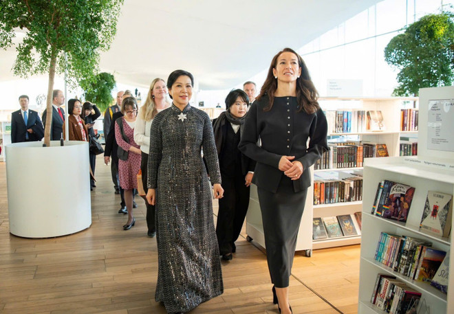 Mme Ngo Phuong Ly (gauche) et Mme Suzanne Innes-Stubb visitent la Bibliothèque centrale Oodi, à Helsinki. Photo : VNA don-2.jpg