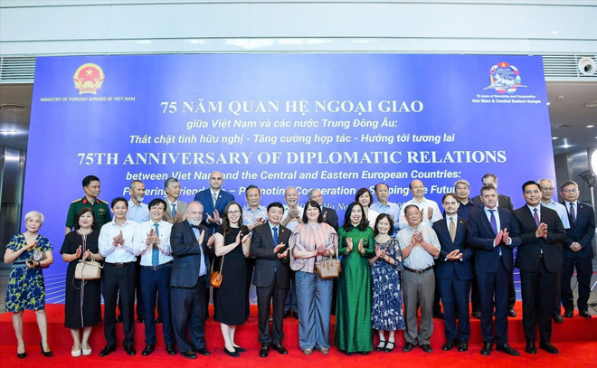 Le vice-Premier ministre Tran Hong Ha et les délégués au colloque. Photo : VNA dai-bieu.jpg