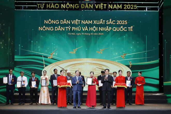 Des agriculteurs vietnamiens exemplaires et des scientifiques du monde rural distingués. Photo : danviet.vn cuong-2.jpg