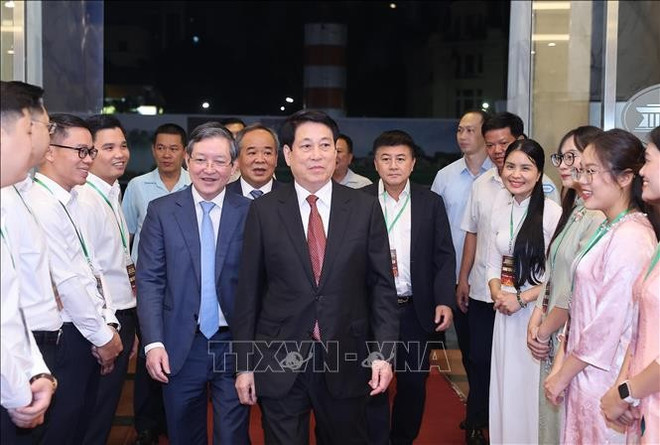 Le président Luong Cuong à la cérémonie de distinction des agriculteurs vietnamiens exemplaires et des scientifiques du monde rural 2025. Photo : VNA cuong-3.jpg