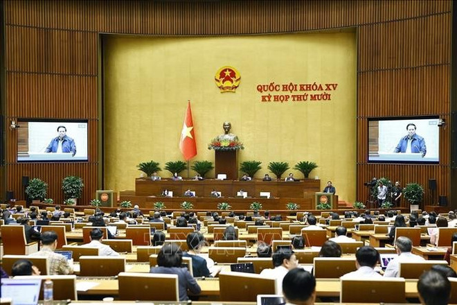 Le Premier ministre Pham Minh Chinh clarifié de nombreuses questions concernant la situation socio-économique, le budget d’État... lors d'un débat à l'Assemblée nationale. Photo : VNA chinh-2.jpg