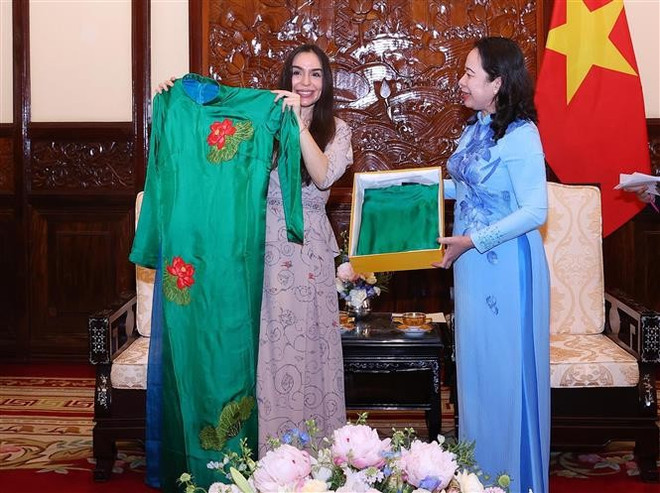 La vice-présidente Vo Thi Anh Xuan offre l'"ao dai" (tunique traditonnelles vietnamienne) à la vice-présidente de la Fondation Heydar Aliyev ao-dai.jpg