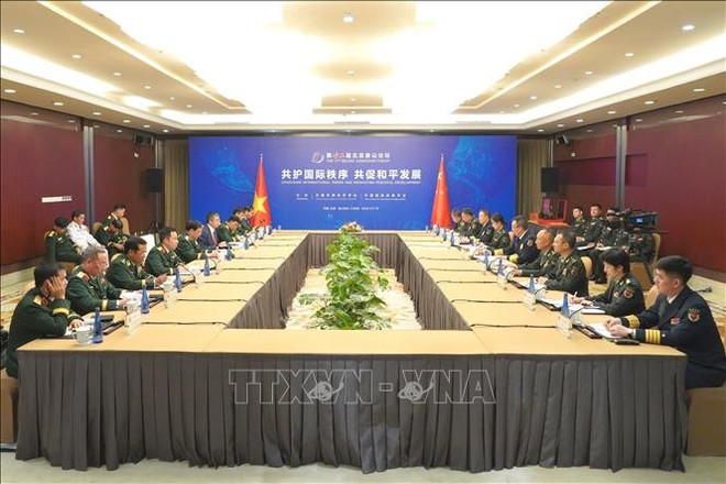 La rencontre à Pékin entre le général Phan Van Giang, vice-secrétaire de la Commission militaire centrale et ministre de la Défense du Vietnam et le général de corps d’armée chinois Dong Jun, ministre chinois de la Défense. Photo : VNA tq-2.jpg
