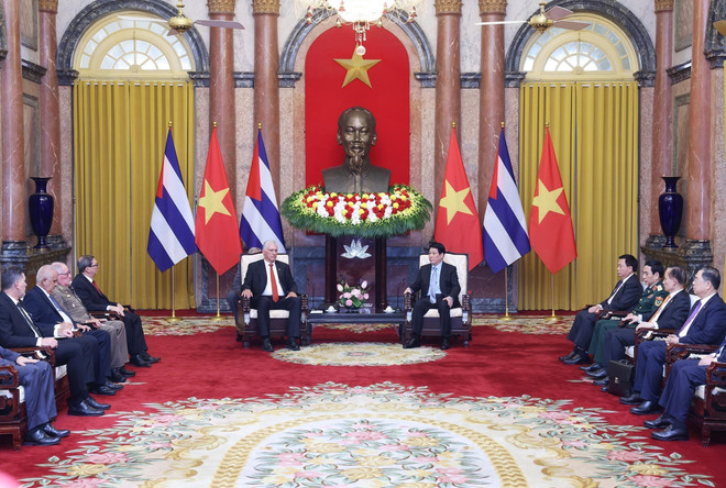 L'entrevue entre le président vietnamien Luong Cuong (droite) et le premier secrétaire du Parti communiste et président cubain Miguel Díaz-Canel Bermúdez à Hanoï. Photo : VNA lc2.jpg