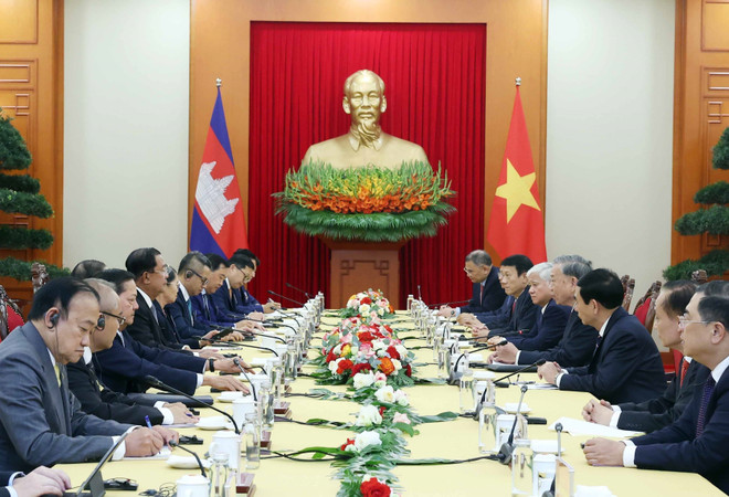 Le secrétaire général du Parti communiste du Vietnam Tô Lâm, rencontre Hun Sen, président du Parti du peuple cambodgien (CPP). Photo : VNA rencontre.jpg