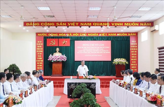 Le secrétaire général du Parti To Lam travaille avec la Permanence du Comité du Parti de la commune de Tan Vinh Loc, à Ho Chi Minh-Ville. Photo : VNA kiem-tra-2.jpg