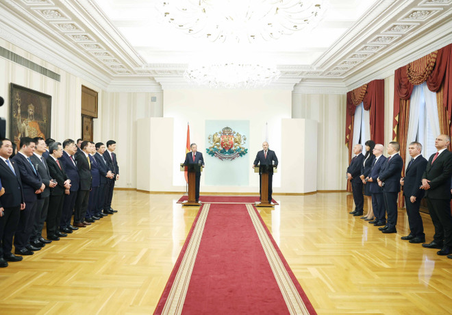 Le secrétaire général du Parti To Lam (gauche) et le président bulgare Rumen Radev rencontrent à Sofia la presse pour annoncer les résultats de leur entretien. Photo : VNA lam-2.jpg