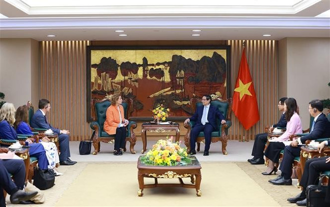 Le Premier ministre Pham Minh Chinh a reçu le 12 mars à Hanoï Mme Nicola Beer, vice-présidente de la Banque européenne d'investissement (BEI), ainsi que de hauts dirigeants de la BEI et du groupe Brosnan Norden (Allemagne). Photo : VNA europe-2.jpg
