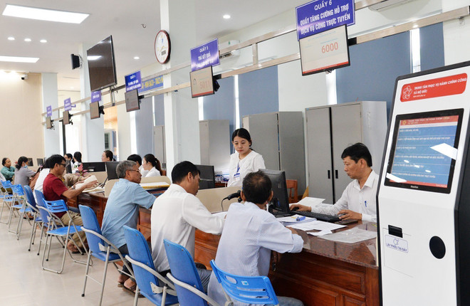 Le Centre de services de l'administration publique de la commune de Mo Duc, à Quang Ngai, traite chaque jour les dossiers de dizaines de personnes. Photo : VNA cq-2.jpg
