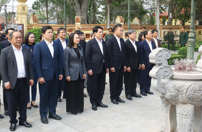 Luong Cuong et la mission de travail sont allés offrir de l'encens au site commémoratif du secrétaire général Nguyen Van Linh. Photo : VNA hy-2.jpg