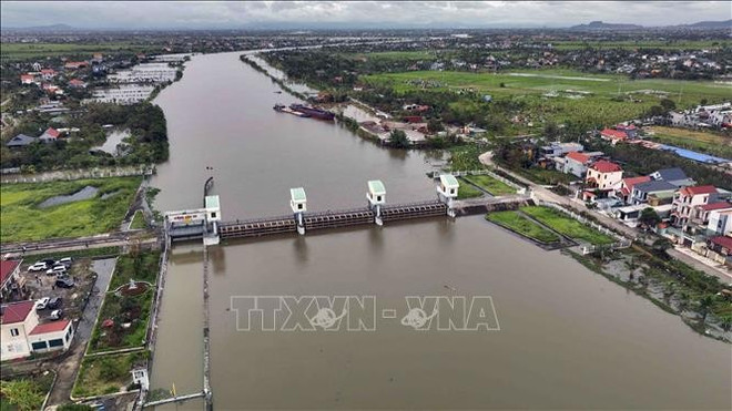 Le déversoir-pont Xe, faisant partie du système hydraulique de Bắc Hưng Hải (dans l’ancienne province de Hải Dương), est une infrastructure clé pour le drainage des crues. Photo : VNA cong-trinh.jpg