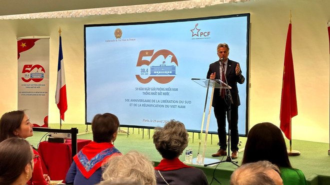 Le secrétaire national du PCF Fabien Roussel prend la parole lors de la cérémonie. Photo : VNA phat-bieu.jpg