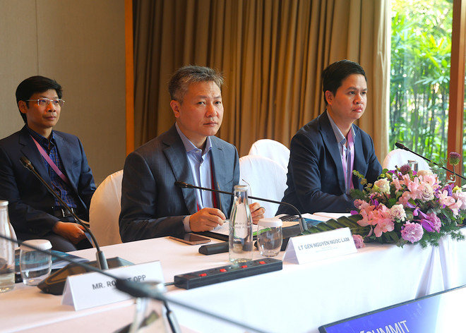 Le vice-ministre vietnamien Nguyễn Ngọc Lâm s'exprime lors de la Table ronde. Photo : VNA sing-2.jpg