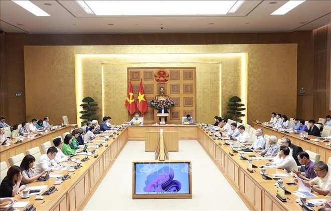 Le Premier ministre Pham Minh Chinh préside la réunion entre le gouvernement et la Commission de recherche pour le développement de l’économie privée consacrée à la mise en œuvre de la Résolution n° 68-NQ/TW du Bureau politique. Photo : VNA travail.jpg