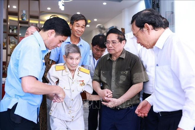 Le Premier ministre a rendu visite et offert des cadeaux à l'invalide de guerre et ancien prisonnier de Con Dao, Nguyen Xuan Vien. Photo : VNA tham.jpg