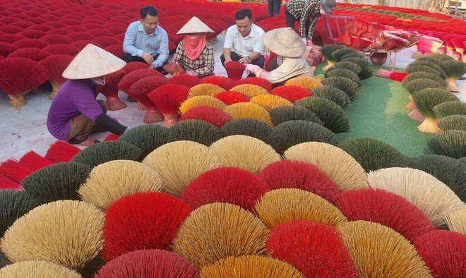 Des bouquets d'encens aux couleurs vives créent un effet visuel incroyable. Photo : VNA/CVN lang-huong.jpg