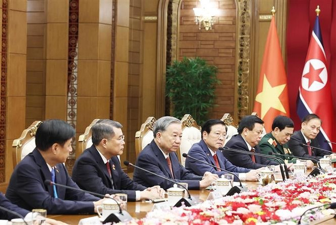 Entretien à Pyongyang entre le secrétaire général du Parti communiste du Vietnam, To Lam et le secrétaire général du Parti du travail de Corée et président de la Commission des affaires d’État de la RPDC, Kim Jong Un. Photo : VNA hd-2.jpg