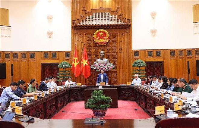 Le Premier ministre Pham Minh Chinh préside une réunion de la Permanence du gouvernement visant à évaluer la situation et à mettre en œuvre de mesures urgentes pour remédier aux conséquences du typhon n°11 (Matmo) et des inondations qui ont suivi. Photo : VNA tt2.jpg