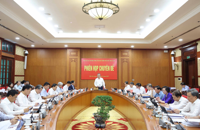 Le secrétaire général du Parti communiste du Vietnam, Tô Lâm, en sa qualité de chef du Comité, a présidé la réunion. Photo : VNA tl-2.jpg