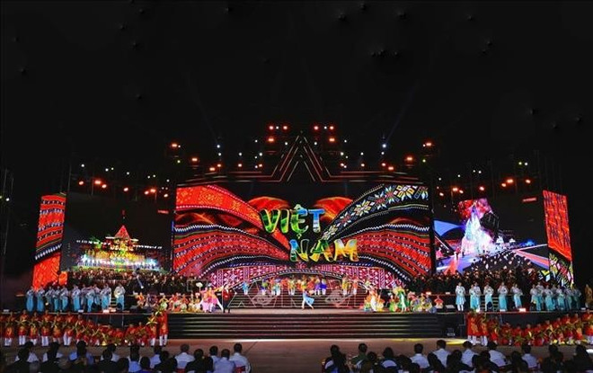 Le spectacle politico-artistique “Sous le drapeau de la gloire” à Hanoï. Photo : VNA spectacle.jpg